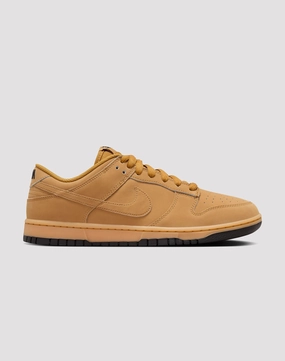 Everyday wear Nike Dunk Low SE Preppy style items